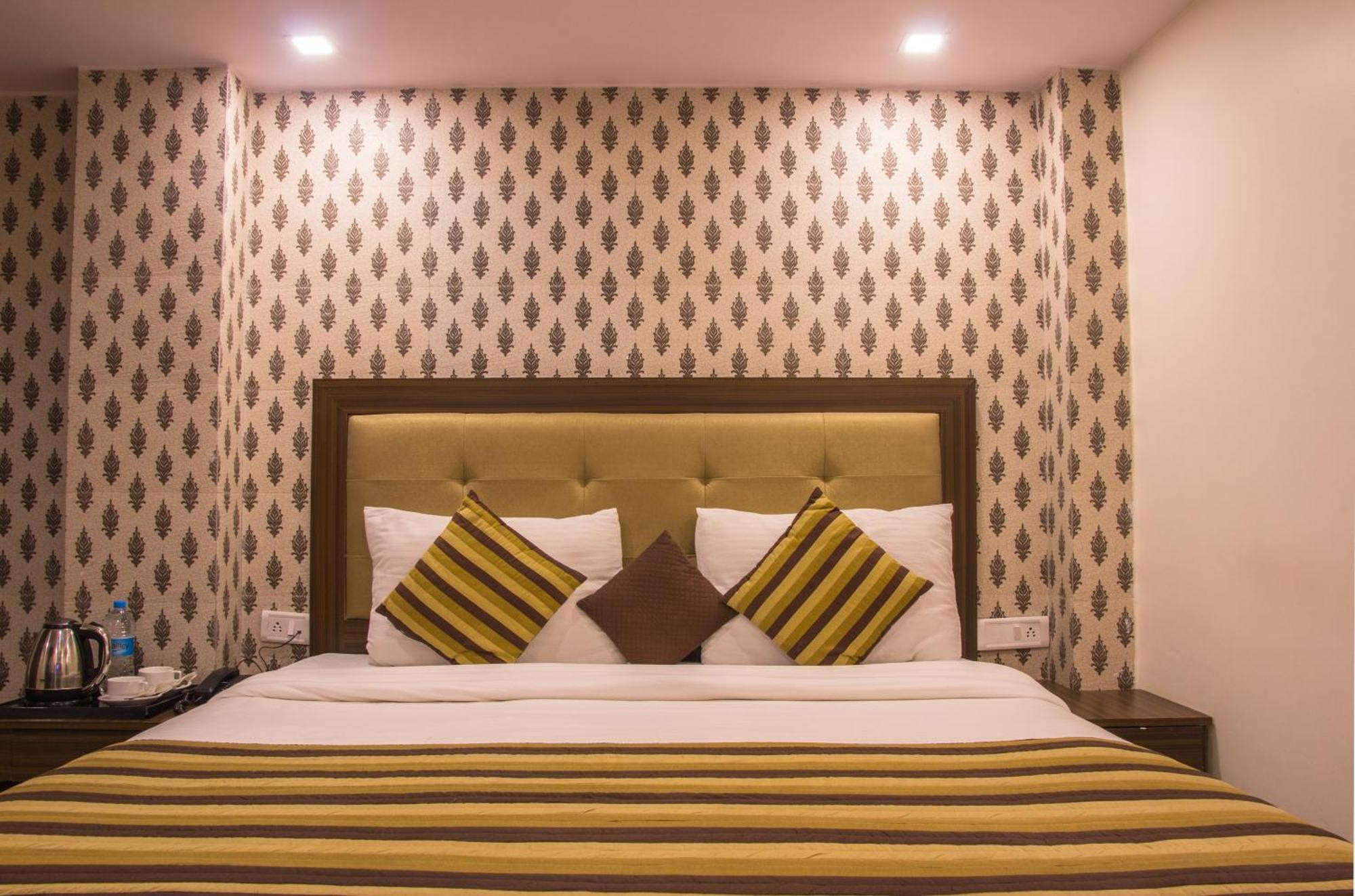 Hotel Pawan Plaza Near Sir Ganga Ram Hospital Делі Екстер'єр фото