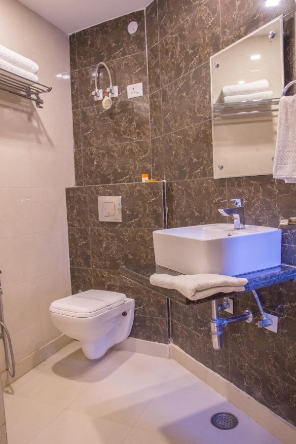 Hotel Pawan Plaza Near Sir Ganga Ram Hospital Делі Екстер'єр фото