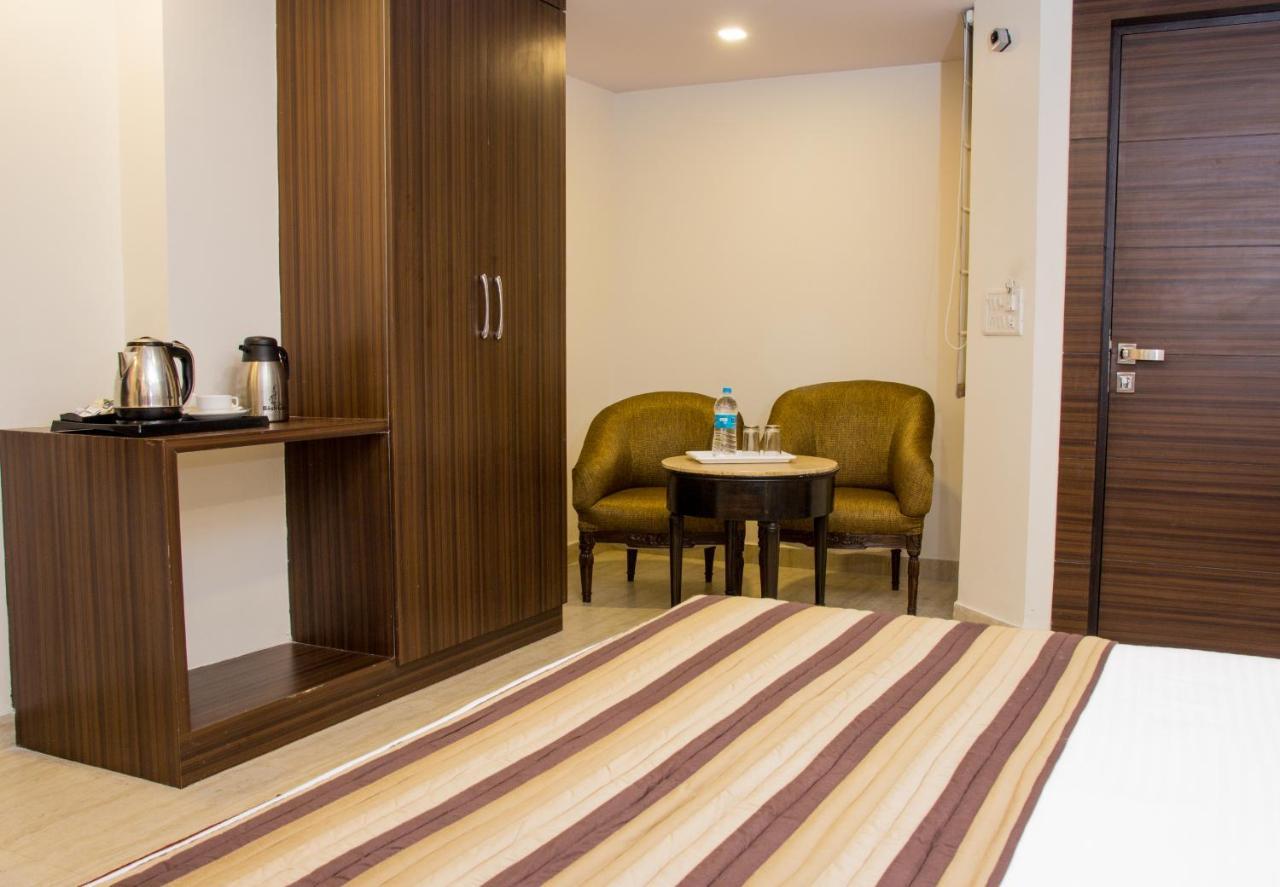Hotel Pawan Plaza Near Sir Ganga Ram Hospital Делі Екстер'єр фото