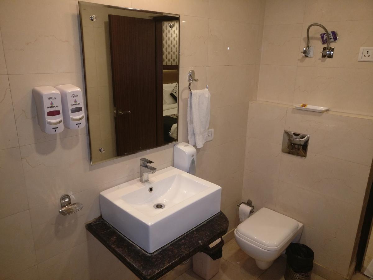 Hotel Pawan Plaza Near Sir Ganga Ram Hospital Делі Екстер'єр фото